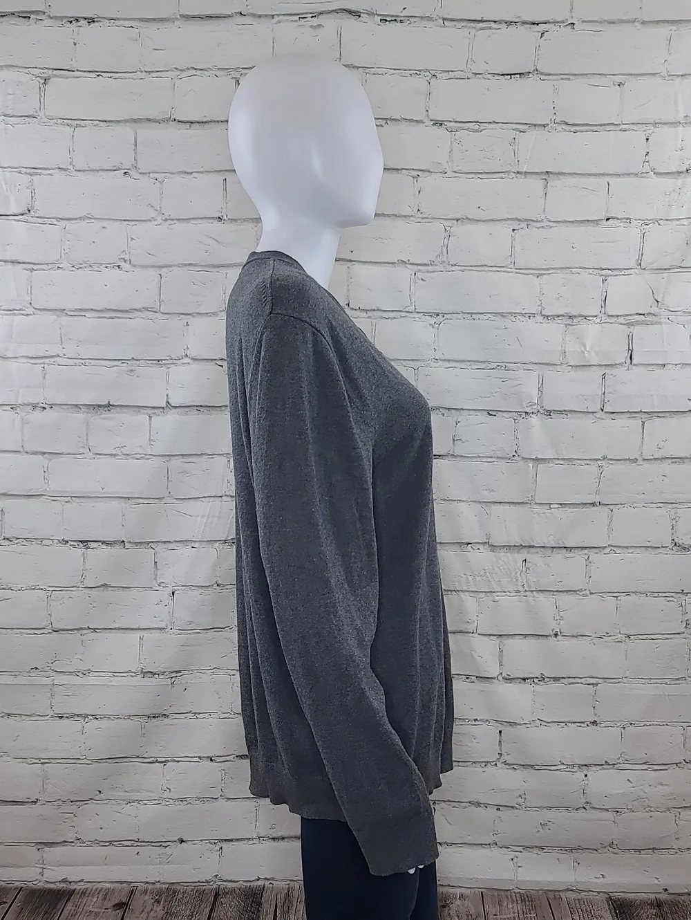 Banana Republic Premium Luxe Knit Men's V-Neck Long Sleeve Relaxed Sweater Gray